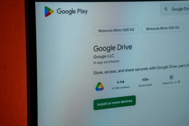 Dhaka, Bangladeş 23 Ağustos 2025: Google Drive uygulaması derecelendirme ve kurulum seçeneği