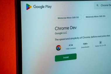 Dhaka, Bangladeş 23 Ağustos 2025: Reytingli Krom Dev uygulaması ve kurulum seçeneği