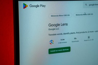 Dhaka, Bangladeş 23 Ağustos 2025: Google Lens uygulama listesi Google Play 'de çeviri ve kimlik özellikleri ile birlikte
