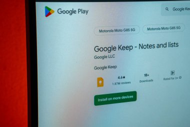 Dhaka, Bangladeş 23 Ağustos 2025: Google Play uygulamasını kullanıcı reytingleri ve kurulum seçeneği ile Google Play 'de tutmaya devam edin