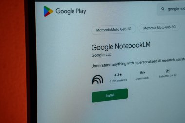 Dhaka, Bangladeş 23 Ağustos 2025: Google NotebookLM uygulaması Google Play üzerinde kişisel yapay zeka araştırma yardımı için listeleme