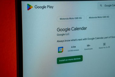 Dhaka, Bangladeş 23 Ağustos 2025: Google Play ekranı bir ekranda kurulum seçeneği ile Google Takvimini gösteriyor
