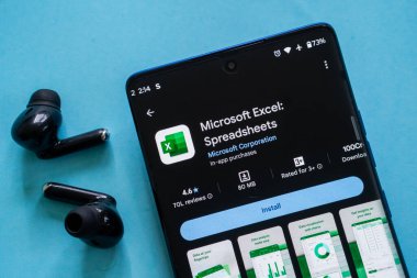 Dhaka, Bangladeş 23 Ağustos 2025: Microsoft Excel uygulama indirme sayfası yakınlarda kulaklıkları olan akıllı telefondan görüntülendi