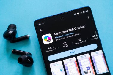 Dhaka, Bangladeş 23 Ağustos 2025: Microsoft 365 Copilot logosu büyüteçle büyüteç ekranında.