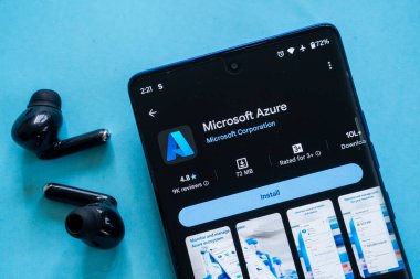 Dhaka, Bangladeş 23 Ağustos 2025: Microsoft Azure uygulamasının mavi kulaklıklarıyla akıllı telefonda görüntülenmesi