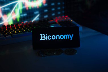 Dhaka, Bangladeş 18 Eylül 2025: Bozuk paralar ve dijital grafiklerle donuk, yüksek teknolojili bir ortamda biyo gösteriliyor