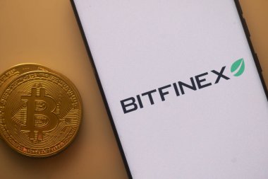 Dhaka, Bangladeş 22 Eylül 2025: Bitfinex uygulaması Bitcoin resmi yanında görülebiliyor