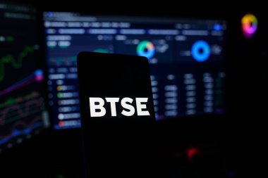 Dhaka, Bangladeş 22 Eylül 2025: BTSE logosunu turuncuyla gösteren bir akıllı telefonla eşleştirilmiş bir Bitcoin para