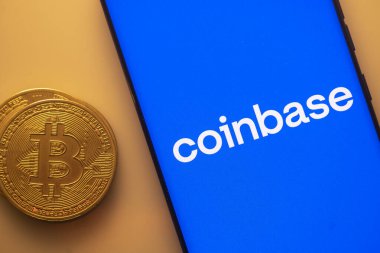 Dhaka, Bangladeş 22 Eylül 2025: Şifreleme döviz platformunu temsil eden Bitcoin ile bozuk para tabanlı ekran