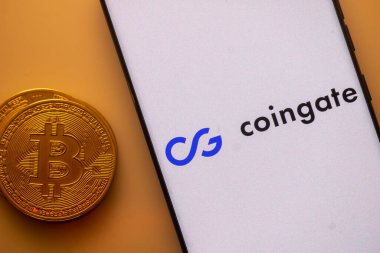 Dhaka, Bangladeş 22 Eylül 2025: Bitcoin ve Coingate logosu turuncu arka planda bir akıllı telefon üzerinde
