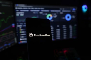 Dhaka, Bangladeş 18 Eylül 2025: Renkli tablo ve paralarla karanlık bir atmosferde sikke piyasası logosu