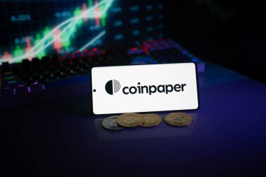 Dhaka, Bangladeş 18 Eylül 2025: Borsa tablosuna karşı madeni paralar sergileniyor ve neon ışıklarıyla aydınlatılıyor