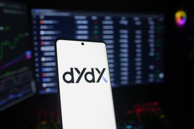 Dhaka, Bangladeş 22 Eylül 2025: DYdX uygulaması üzerinde Bitcoin olan bir akıllı telefonda görüntülendi