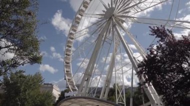 Budapeşte 'deki dönme dolap manzarası. Tepeden tırnağa ağır çekim. Yüksek kaliteli FullHD görüntüler