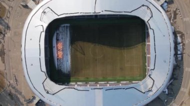 Yukarıdan Borisov stadyumu. Tepeden tırnağa yavaş hareket Yüksek kalite 4K görüntü