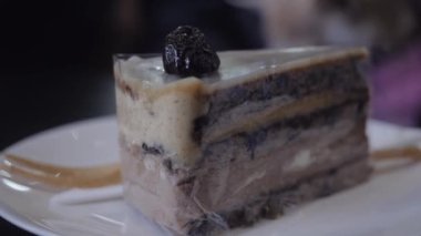 Beyaz tabakta bir parça çikolatalı pasta. Yüksek kaliteli FullHD görüntüler