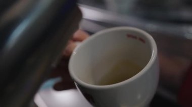 Kahve makinesi kahve makinesinde kahve yapar. Yüksek kalite 4k görüntü