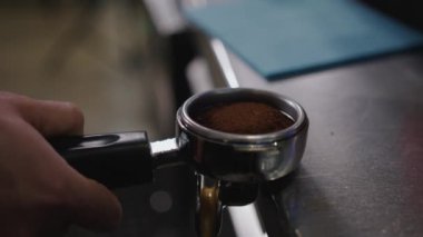 Kahve makinesi kahve makinesinde kahve yapar. Yüksek kalite 4k görüntü