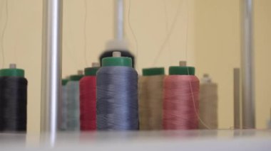 Kumaş üzerinde endüstriyel dikiş makinesi nakış deseni. Yüksek kalite 4k görüntü