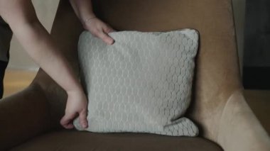 Mürebbiye sandalyedeki yastığı ayarlar. Yüksek kalite 4k görüntü