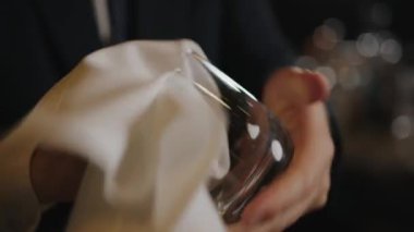 Barmen bardağı siler. Yüksek kalite 4k görüntü