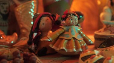 Moğol halk kültürü öğeleri bir Moğol yurdunda bir sandık dolusu çekmecede yatar. Yüksek kalite 4k görüntü