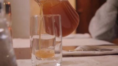 Garson bir sürahide meyve suyu dolduruyor. Yüksek kalite 4k görüntü