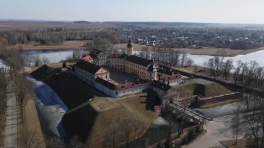 İnsansız hava aracı görüntüsünden Nesvizh kalesi. Yüksek kalite 4k görüntü