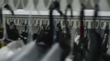 Çamaşırhanedeki giysiler için taşıyıcı. Yüksek kalite 4k görüntü