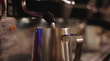 Barista sütlü latte için köpük hazırlar. Ağır çekim. Yüksek kalite 4k görüntü