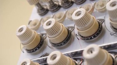 Kumaş üzerinde endüstriyel dikiş makinesi nakış deseni. Yüksek kalite 4k görüntü