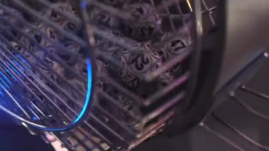 Piyango makinesinde dönen sayılı toplar. Yüksek kalite 4k görüntü