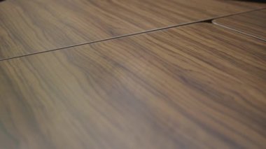 Birisi tableti ofis masasına koyuyor. Yüksek kalite 4k görüntü