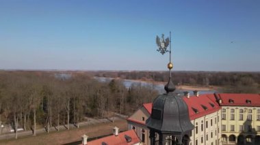 İnsansız hava aracı görüntüsünden Nesvizh kalesi. Yüksek kalite 4k görüntü