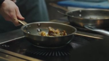 Aşçı karides ve deniz ürünleri pişirir. Yüksek kalite 4k görüntü