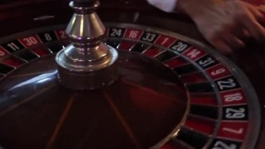 Top kumarhanedeki rulet masasında zıplar. Top siyah altıya çarptı. Yüksek kalite 4k görüntü