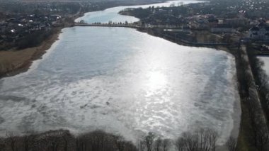 Nesvizh şehrindeki belediye binasının ve kilisenin en iyi manzarası. Beyaz Rusya. Yüksek kalite 4k görüntü