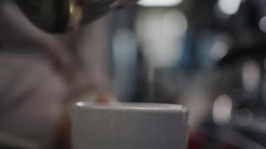 Kahve makinesi kahve makinesinde kahve yapar. Yüksek kalite 4k görüntü