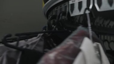 Çamaşırhanedeki giysiler için taşıyıcı. Yüksek kalite 4k görüntü