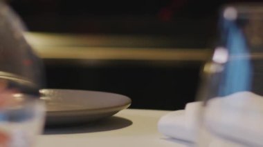 Garson masayı hazırlar. Beyaz eldivendeki el çatalı masaya koyar. Yüksek kalite 4k görüntü
