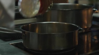 Aşçı karides ve deniz ürünleri pişirir. Yüksek kalite 4k görüntü