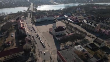 Nesvizh şehrindeki belediye binasının ve kilisenin en iyi manzarası. Beyaz Rusya. Yüksek kalite 4k görüntü