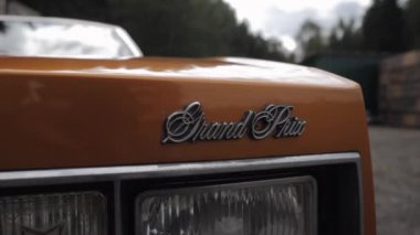 Pontiac model arabanın iç ve dış görünüşü gözlenebilir. Yüksek kalite 4k görüntü