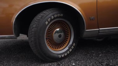 Pontiac model arabanın iç ve dış görünüşü gözlenebilir. Yüksek kalite 4k görüntü