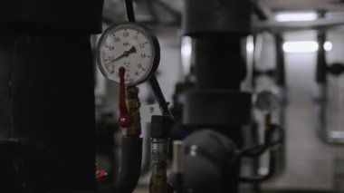 Borularda sıvı basıncı için basınç göstergesi. Yüksek kalite 4k görüntü