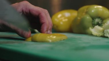 Şef biberi kesiyor. Yüksek kalite 4k görüntü