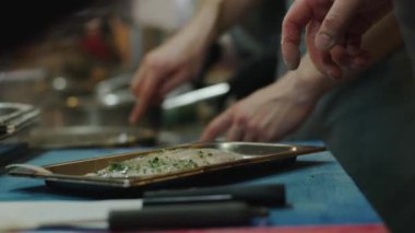 Şef balığın üzerine limon suyu döker. Yüksek kalite 4k görüntü