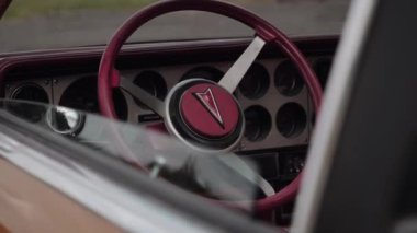 Pontiac model arabanın iç ve dış görünüşü gözlenebilir. Yüksek kalite 4k görüntü