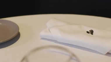 Garson masayı hazırlar. Beyaz eldivendeki el çatalı masaya koyar. Yüksek kalite 4k görüntü