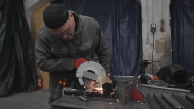 İşçi metali dairesel testere ile kesti. Kıvılcım saçıyor. Yüksek kalite 4k görüntü